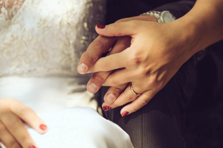 Manos entrelazadas de una pareja de novios./ splitshire.com