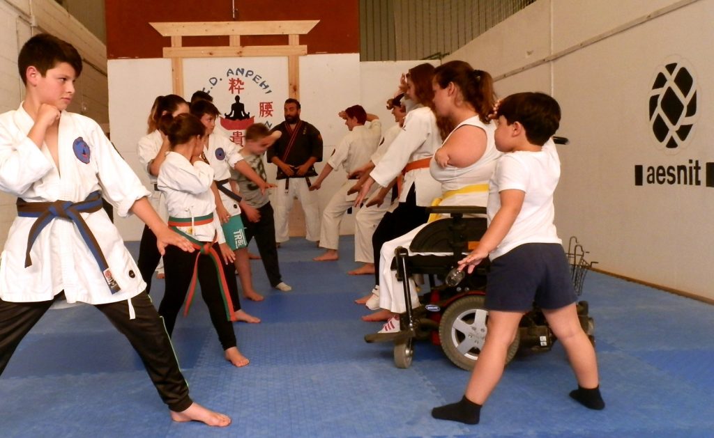 Alumnado y maestro del CD Anpehi sobre el tatami del dojo, en Espera./ @MLPARRAGARCIA