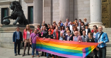 Colectivos y grupos políticos posan tras el registro de la Ley de Igualad LGTBI./ FLGTBI