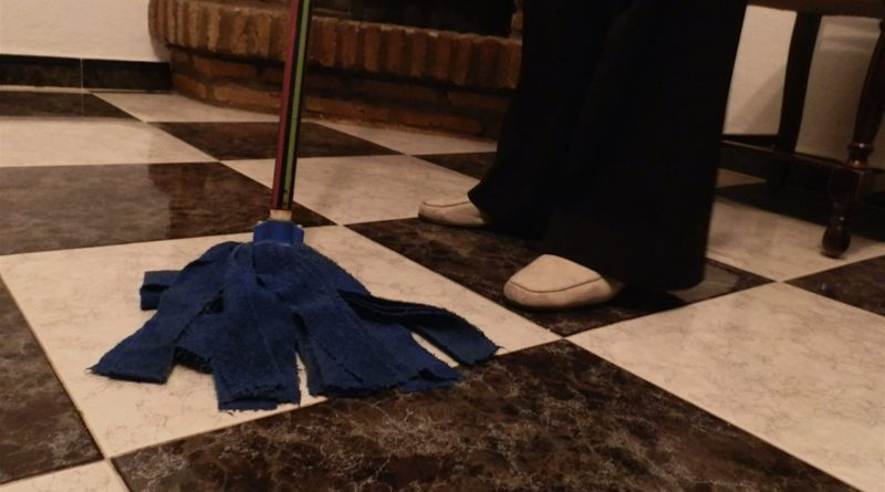 Mujer limpiando el suelo./ @Otro_Periodismo
