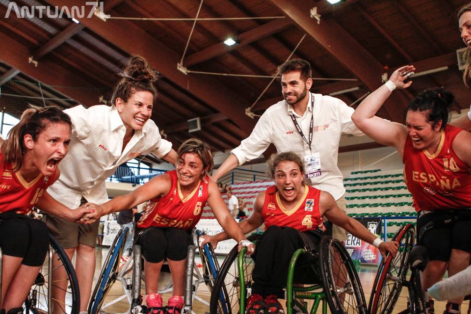 De izquierda a derecha, Almudena Montiel, Sonia Ruiz, Lourdes Ortega, y Vicky Pérez, jugadoras de la Selección Española de Baloncesto en silla de Ruedas, junto al seleccionador, Abraham Carrión y la tema manager, Laura Guijarro, en un partido, al grito de 'España'./ Antuan7L