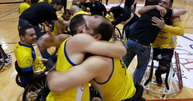 Los hermanos Zarzuela abrazados al finalizar el partido que les convierte en campeones de Europa.