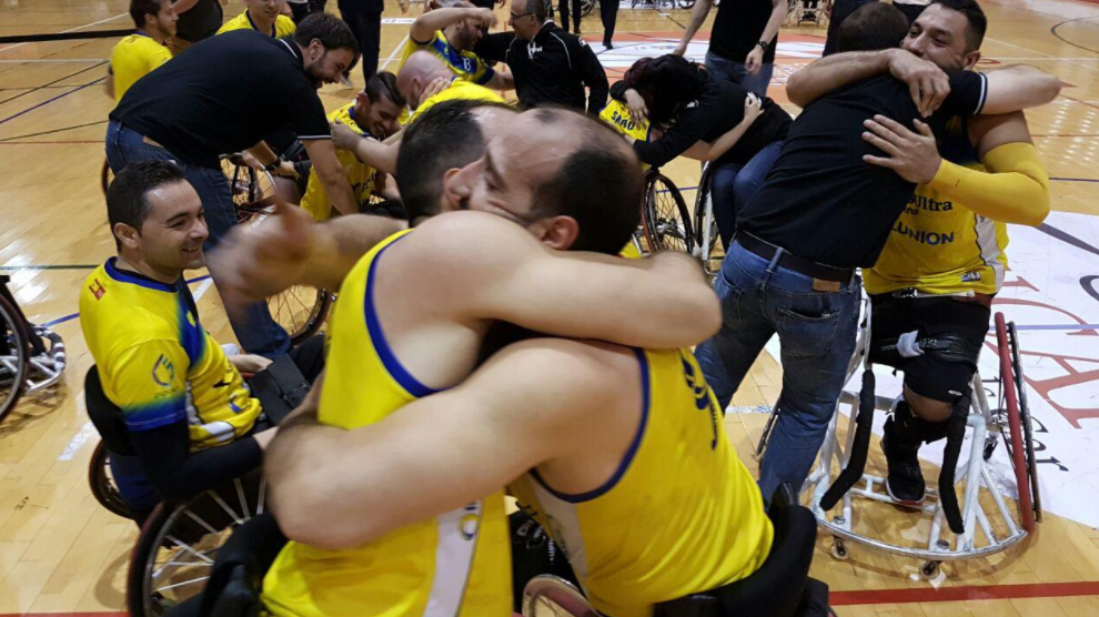 Los hermanos Zarzuela abrazados al finalizar el partido que les convierte en campeones de Europa.