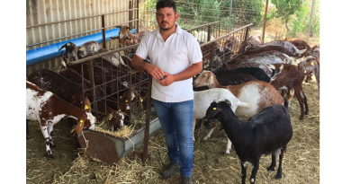 Kevin Quiñones, en las instalaciones donde cría a 200 cabras de su propiedad./ @MLPARRAGARCIA