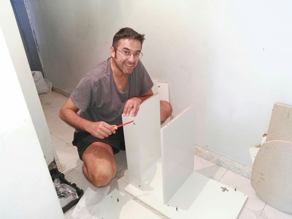Voluntario de 'Chapuzas sin fronteras' mientras monta un mueble./ Cedida