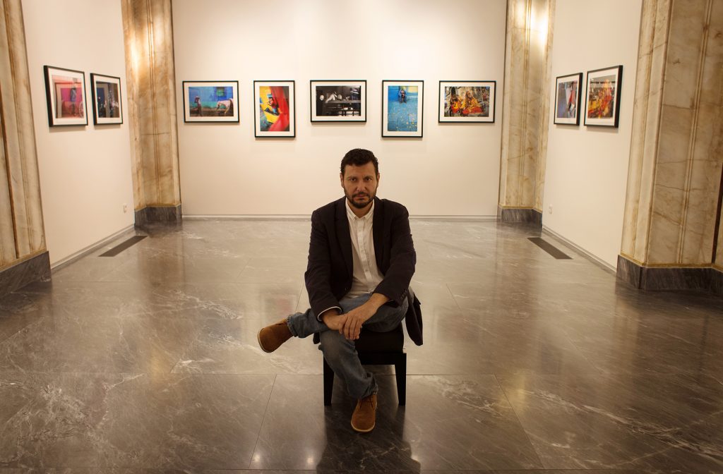 Daniel Casares Román en en mi última exposición fotográfica a principios de año, en la Leica Gallery de Oporto./ Miguel Expósito.