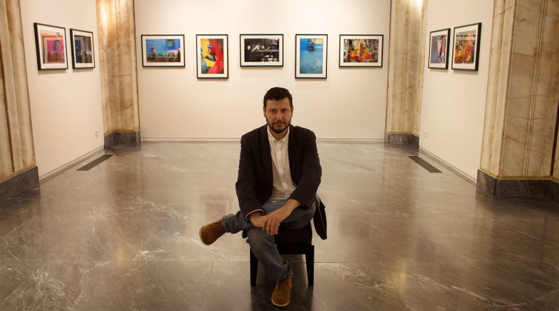 Daniel Casares Román en en mi última exposición fotográfica a principios de año, en la Leica Gallery de Oporto./ Miguel Expósito.