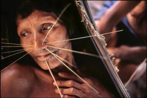 Mujer indígena perteneciente a la tribu de los Mayoruna, descansando en su hamaca./ Daniel Casares Román