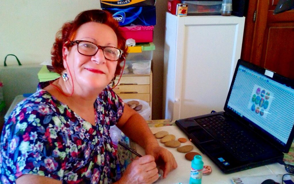 Natividad Ibáñez, maestra de yoga y artesana que pinta piedras./ Cedida