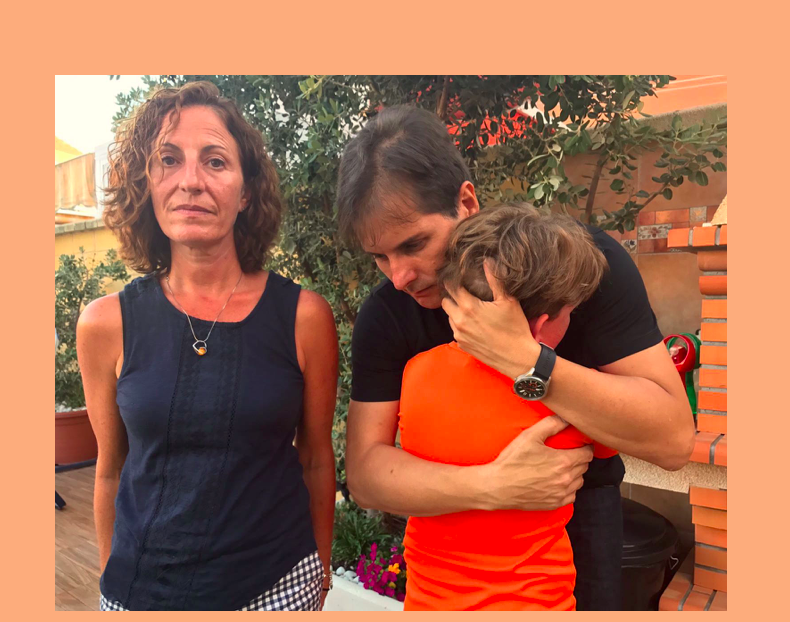 Uno de los menores sin matricular, junto a Rafael Romero, director de IAPAE, y su madre, Lidia./ @MLPARRAGARCIA