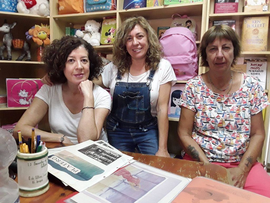 De izquierda a derecha: Pepi Gómez, actua propietaria de Platero; Geno Carmon y Toñi Robles, dos de las tres fundadoras de la librería./ Noelia Rosa