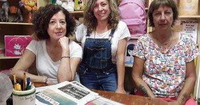 De izquierda a derecha: Pepi Gómez, actua propietaria de Platero; Geno Carmon y Toñi Robles, dos de las tres fundadoras de la librería./ Noelia Rosa