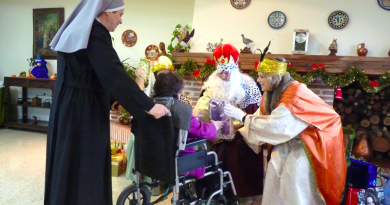 'Reyes Magos de Verdad' en la entrega de regalos a los ancianos de una residencia./ http://reyesmagosdeverdad.org