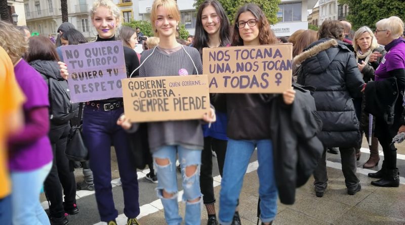 Jóvenes durante la jornada de la Huelga Feminista del 8M en Jerez./ @MLPARRAGARCIA