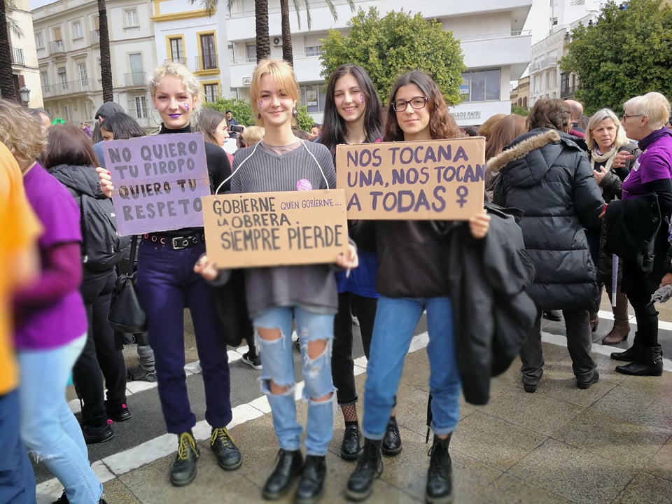 Jóvenes durante la jornada de la Huelga Feminista del 8M en Jerez./ @MLPARRAGARCIA