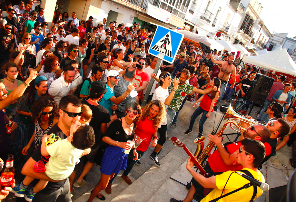 El público disfrutando de la actuación del grupo Rokavieja en Trebufestival 2016./ Cedida