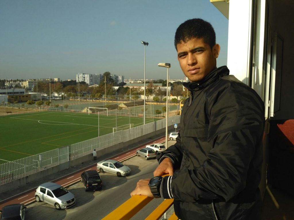 Fotografía: Khalid, joven extutelado acogido por la ONG Voluntarios Por OtroMundo./ @MLPARRAGARCIA