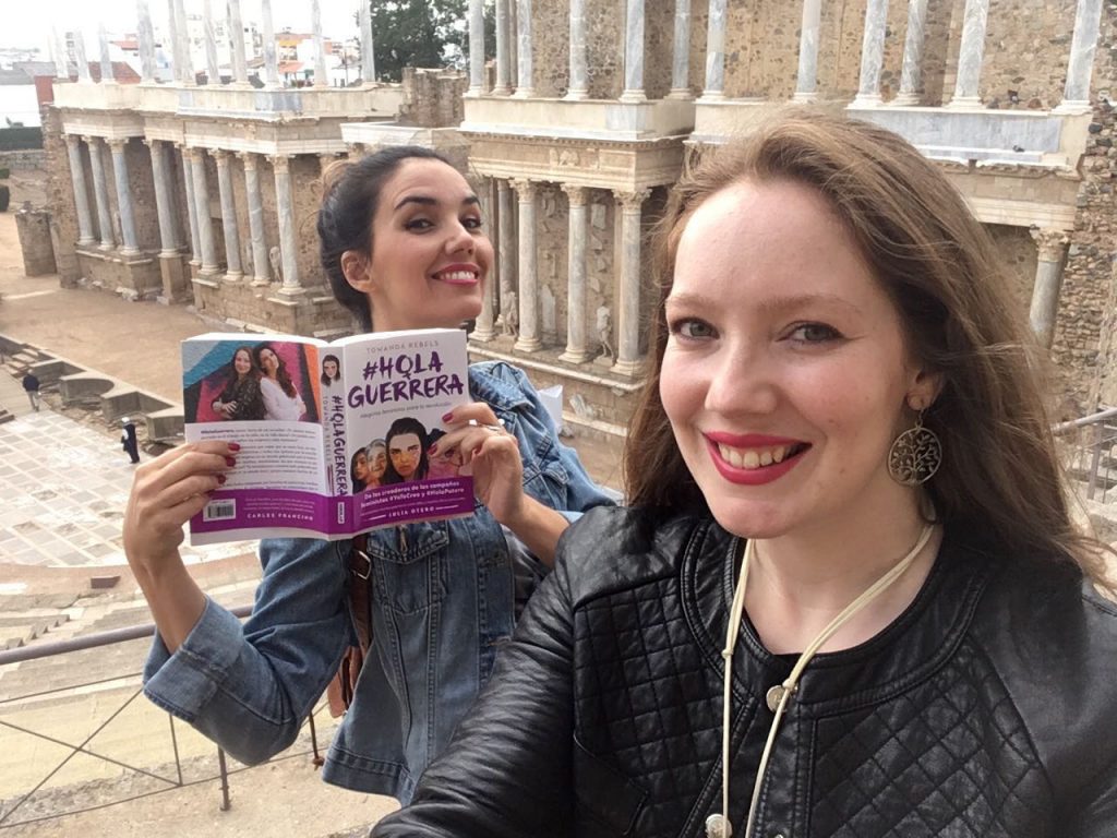 Teresa Lozano y Zua Méndez, componentes de Towanda Rebels, posan con un ejemplar de su libro '#HolaGuerrera'./ Cedida